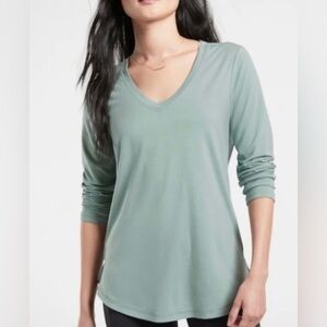 ATHLETA Essential V-Neck Long-Sleeve Top - Minimalistic Grey XL